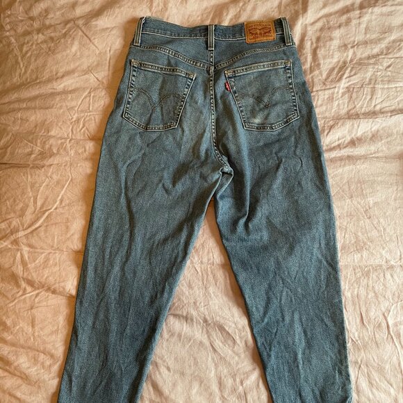 Levi's High Waisted Taper Jean Size 28 in Medium Wash - Picture 3 of 7